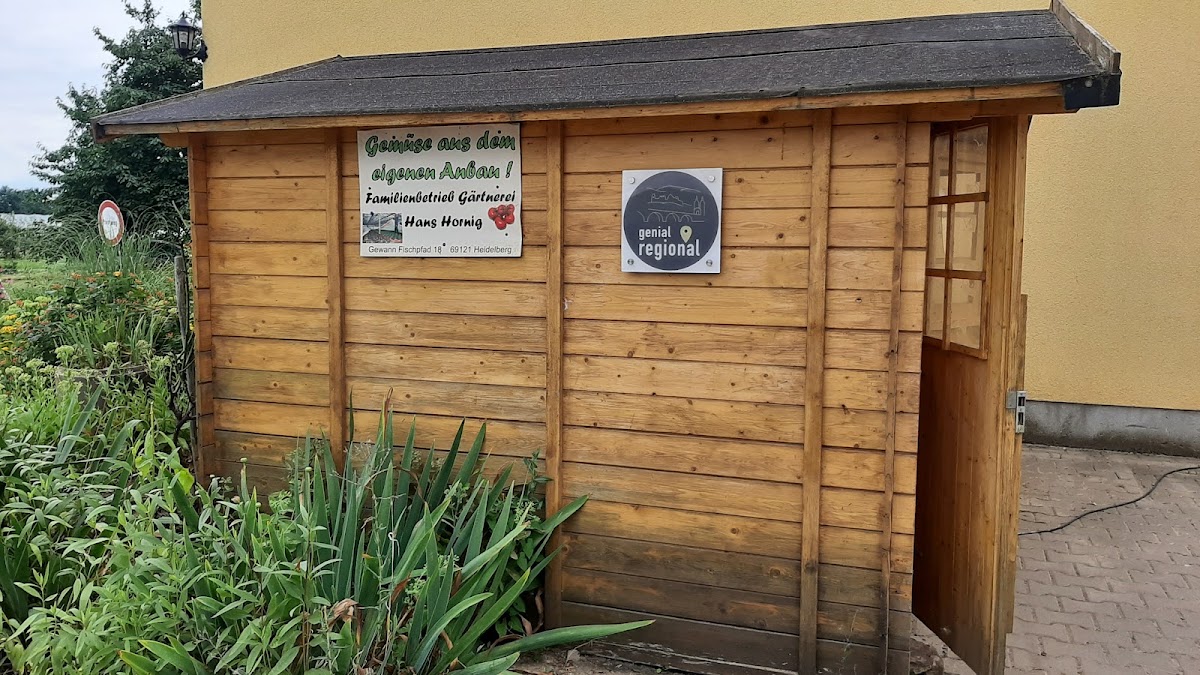 Holzhütte der Gärtnerei Hornig mit Schild Gemüse aus dem eigenen Anbau und genial regional Plakette