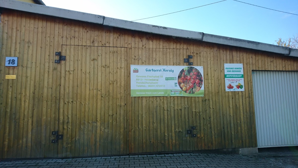 Banner am Hof mit Adresse, Telefonnummer und frischem Gemüse vom Erzeuger